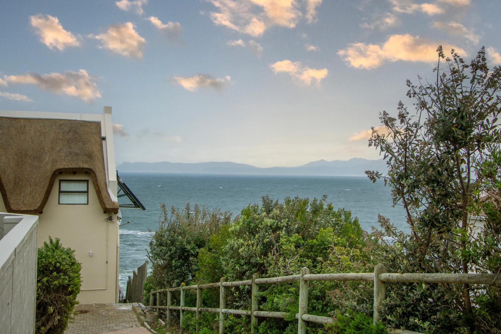 Whale Huys Luxury Oceanfront Eco Villa Gansbaai Esterno foto